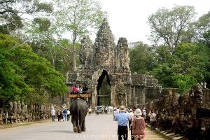 Siem Reap Tour: Angkor Wat & Floating Village