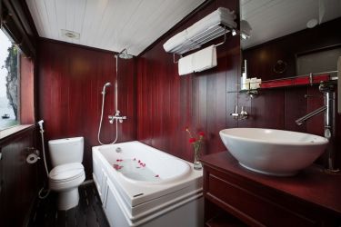 Honeymoon-Suite-Bathroom