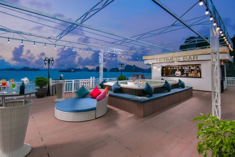 jacuzzi-pool-near-bars-on-sundeck