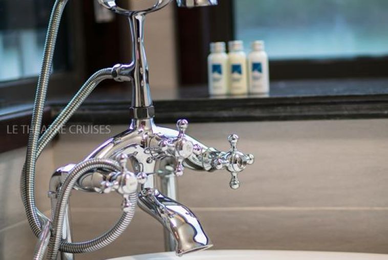 303-Family-Suite-(6)-bathroom-2