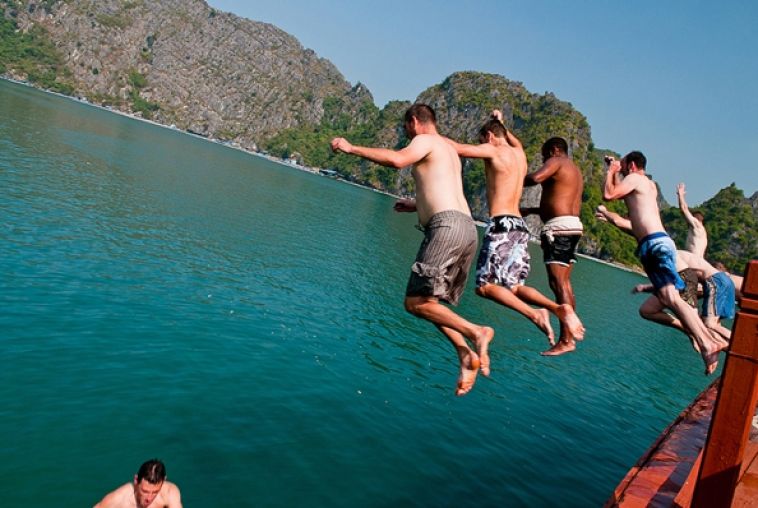 jump-off-cruise-halong-bay