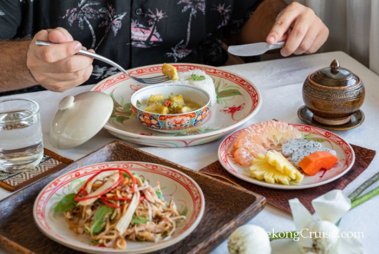 Neang-Neakii-Cruises-Lunch-Main-700x470