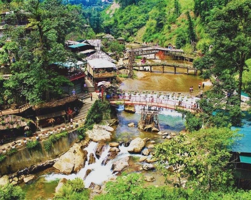 Hanoi To Sapa By Shared Limousine Van (~6 Hour Drive) – Trekking Cat Cat Village (~2km Trek)  (L)